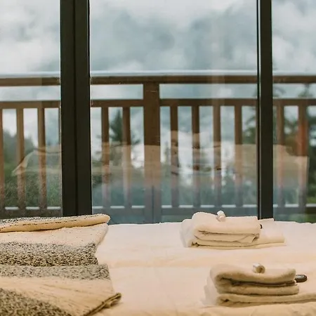 Chalet 360° - Ski In, Ski Out Chalet